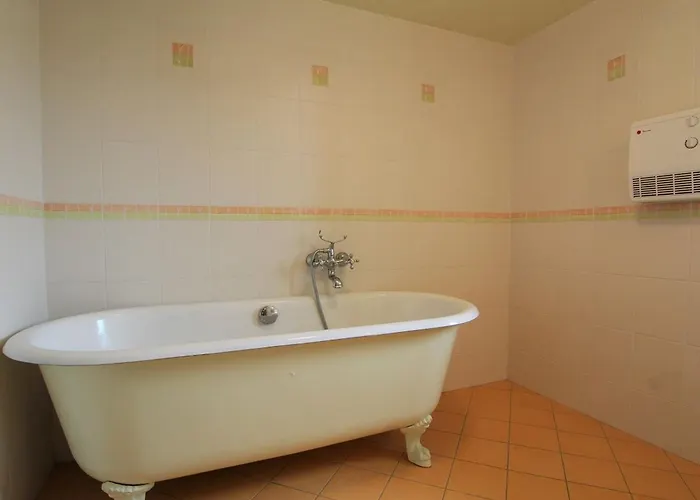 Maison Spacieuse Avec Grande Cour Et Terrasse, Parfait Pour Familles, Proche St-paulien Et Allegre. - Fr-1-582-306